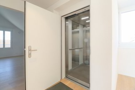 Mitten im Dorf, ganz oben wohnen - neuwertige Dachwohnung mit Direktlift 1/5