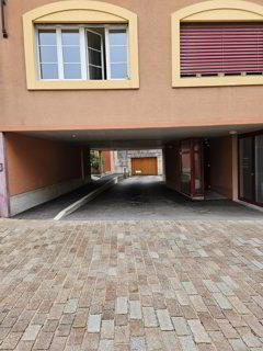Zu vermieten Parkplatz in einer Tiefgarage im Zentrum von Bôle 1/1