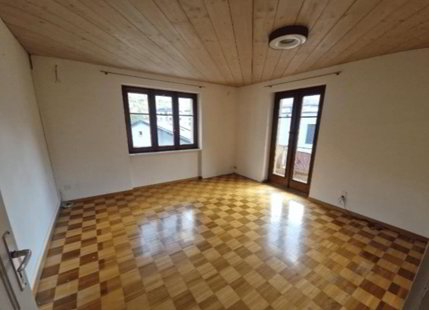 Grosszügige, auf 2 Etagen verteilte 4.5 Zimmerwohnung in 3 Familienhaus 1/5