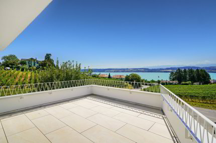 Exklusive 4.5 Zimmer Neubau Terrassenwohnung mit atemberaubender Weitsicht über den Murtensee 1/5