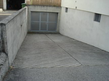 Auto-Einstellplatz zu vermieten 1/1