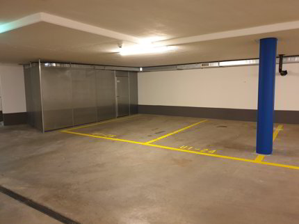 Überbreiter Einstellplatz mit direktem Zugang vom Aussenbereich 1/1