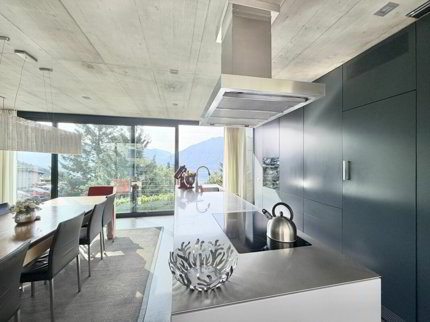 ZU VERKAUFEN IN BRIONE S. MINUSIO - Exklusives Einfamilienhaus mit Seeblick 1/5
