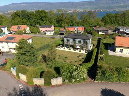 VILLA CONTEMPORAINE MINERGIE DANS UN ENVIRONNEMENT PRIVILÉGIÉ 1/5