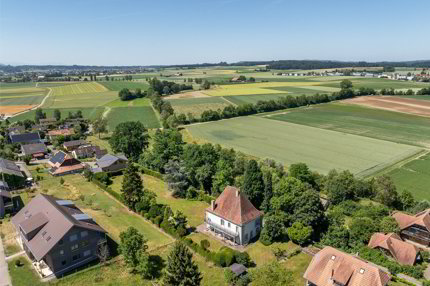 Repräsentative Landhausvilla in zauberhaftem Garten 1/5