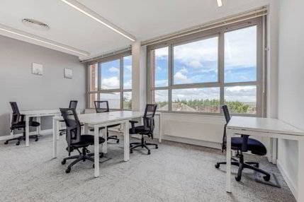 Bureau privé pour 40 à Regus Airport 1/5