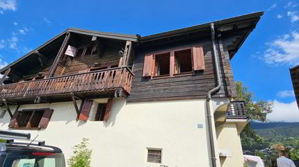 Mehrfamilienhaus mit Anbauten 1/5