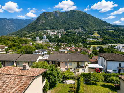 Villa mit Garten, freiem Blick und Plan für den Pool 1/5
