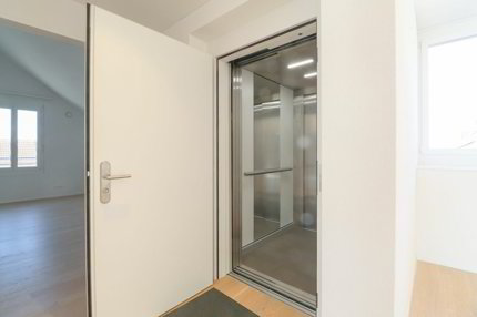Mitten im Dorf, ganz oben wohnen - neuwertige Dachwohnung mit Direktlift 1/5