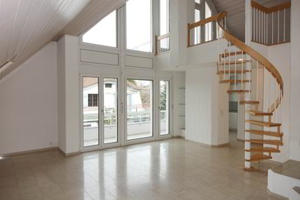 charmante Dachwohnung mit mehreren Balkonen 1/5