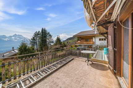 Rendite-Chalet – 3 unabhängige Wohnungen teilweise renovierungsbedürftig Panoramablick & grosses Mietpotenzial 1/5