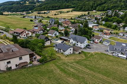 Bauland mit Neubauprojekt für vier Kleinhäuser an sonniger Waldrandlage 1/5