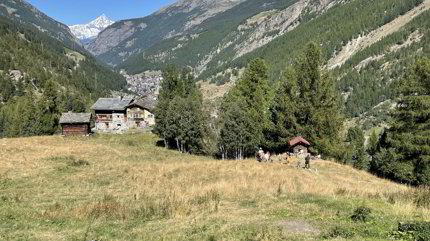 Rustikales Walliserhaus im Weiler Bodmen in Saas-Fee. 1/5