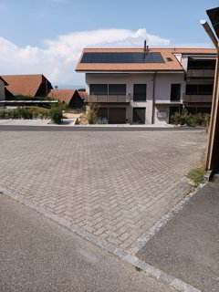 ZU VERMIETEN Aussenparkplatz 1/3
