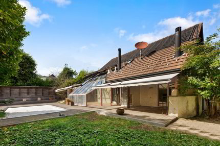 Pool, Sauna und Wintergarten: Freistehendes EFH mit viel Potenzial 1/5