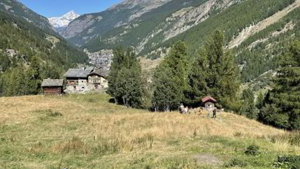 Rustikales Walliserhaus im Weiler Bodmen in Saas-Fee. 1/5