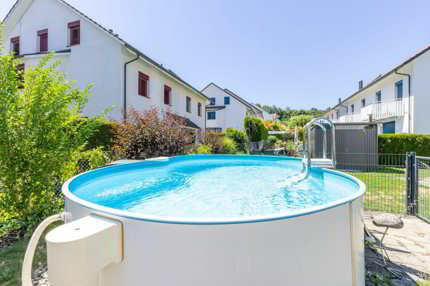 Grosszügiges 6.5-Zimmer-Doppeleinfamilienhaus mit Doppelgarage und Garten 1/5