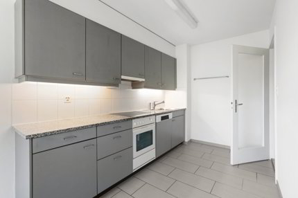 Helle 3,5-Zimmerwohnung mit Lift und Balkon an zentraler Lage in Birsfelden 1/5