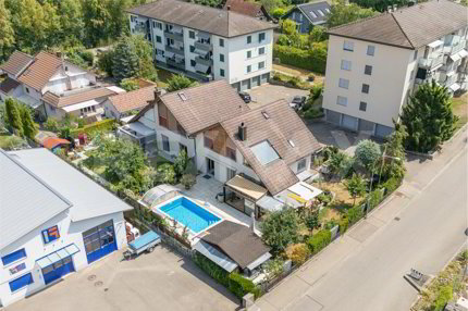 Einseitig angebautes Einfamilienhaus mit Wintergarten und überdeckbarem Pool 1/5