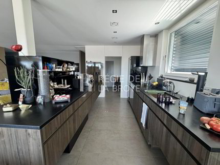 Appartement de standing 4.5 pièces à Gampelen 1/5