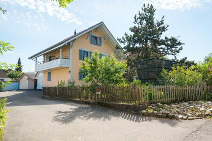 Zweifamilienhaus mit Garagen, Werkstatt und Lagerräumen zu verkaufen 1/5
