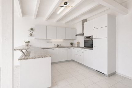 Lichtdurchflutete Maisonette-Dachwohnung mit schöner Seesicht. 1/5