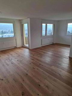 Schöne 4.5 Zimmer Wohnung mit Nebenräumen, Balkon und Einzelgarage 1/5