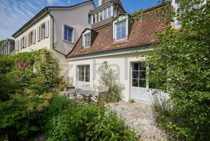 Dreifamilienhaus mit Charme in alterwürdigem Gemäuer 1/5