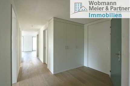 Moderne 4.5-Zimmer-Wohnung mit Eigentumsstandard an zentraler Lage 1/3