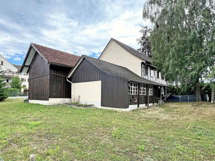 Einfamilienhaus mit zwei Schopfbauten und Baulandreserve 1/5
