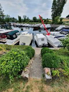 Bootsplatz im Broye-Kanal zu vermieten - attraktive Lage 1/1