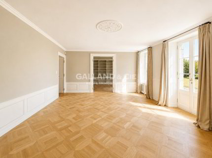 Maison de 7.5 pièces en location à Lonay - 280 m² 1/5