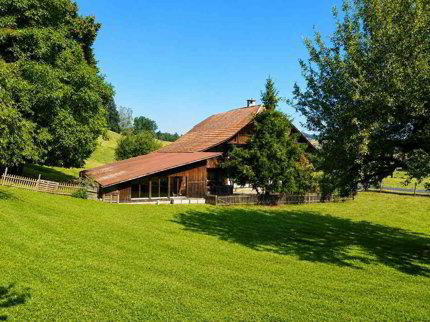 Leben auf dem Land: Bauernhaus mit Scheune 1/3