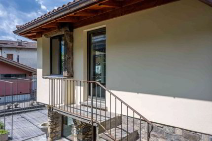 Attraktive, komplett renovierte 2.5-Zimmer-Maisonette-Wohnung 1/5