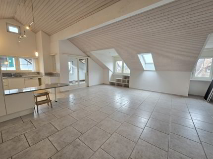 Charmante Dachwohnung (3.5 Zimmer) mit lichtdurchfluteter Loggia 1/5