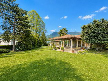 Grosse und herrschaftliche Villa im Grünen und in sonniger Lage 1/5