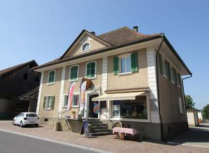 Grosszügige 5.5 Zimmer-Wohnung im Dorfzentrum 1/5