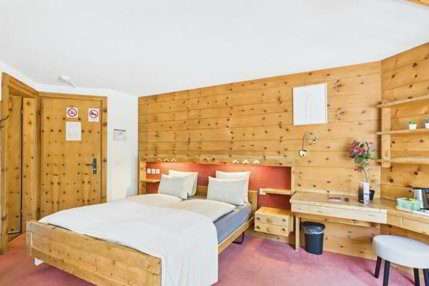 Möbliertes Hotelzimmer mit Balkon - wochenweise in Saas-Fee 1/5