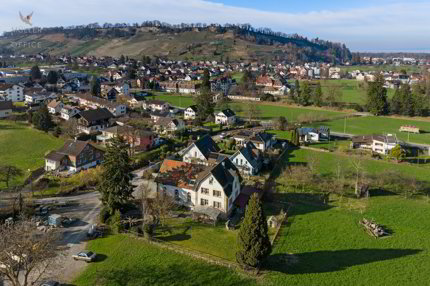 Aussergewöhnliches Einfamilienhaus (ehemaliges Kirchlein) an ruhiger Lage mit viel Entwicklungspotenzial (Mehrgenerationenhaus möglich) 1/5