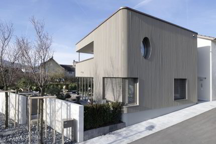 Architekturikone mit Pool- und Liftanlage in idyllischem Winzerdorf mit 237 m2 Wohnfläche 1/5