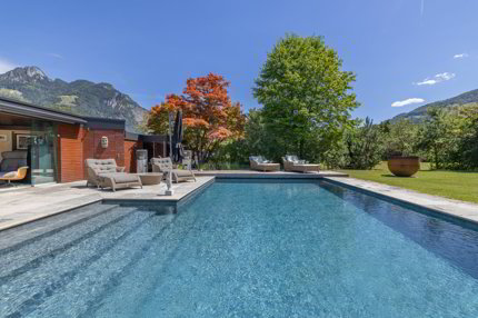 Exklusive Residenz mit Pool und privater Gartenidylle 1/5