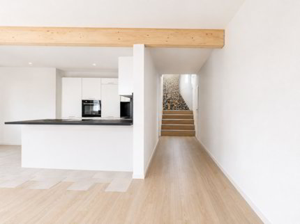Wohnen mit Geschichte: Einzigartige 4.5-Zimmer-Maisonettewohnung in ehemaliger Kegelbahn - Erstvermietung 1/5
