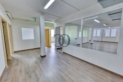 Local commercial de 7 pièces en location à - 106 m² 1/5