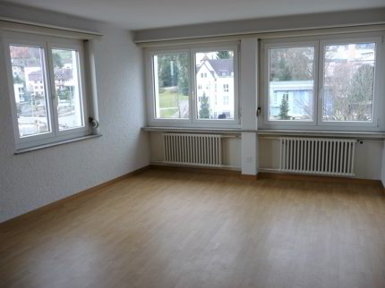 Schöne, helle 1.5-Zi-Wohnung an zentraler Lage. Abgeschlossene Küche. Lift. Aussicht! Bus, Stadtbahnhof, Läden, See. Alles in Gehdistanz! 1/3