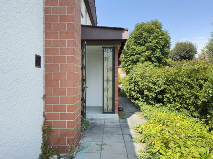 Freistehendes 6-Zimmer-Einfamilienhaus mit schöner Gartenanlage, Balkon, Garage und Vorplatz mit Parkplatzmöglichkeiten 1/5