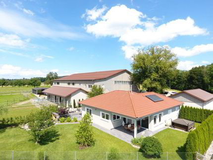 Reserviert! Reitsportimmobilie mit Haus und Reithalle 1/5