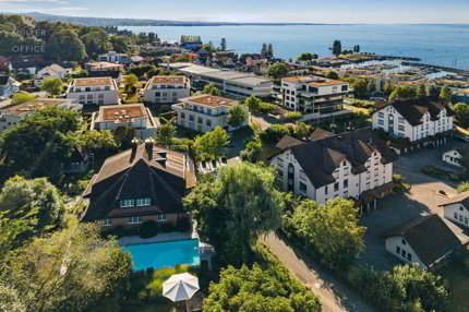 Traumhafte Landhausvilla mit Pool und idyllischer Gartenanlage 1/5