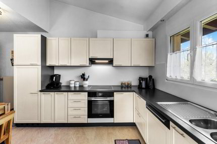 Schöne 122 m² grosse Wohnung im letzten Stock, komplett renoviert, mit 2 Parkplätzen in einer Tiefgarage. 1/5