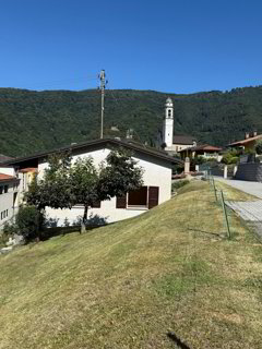 Casa unifamiliare, ampliabile, comoda con due ampi garage 1/5