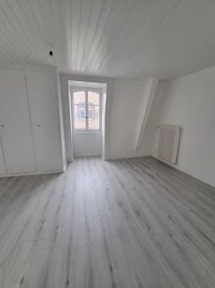 Appartement 1 pièce rénové à louer près de la cathédrale de Fribourg 1/5